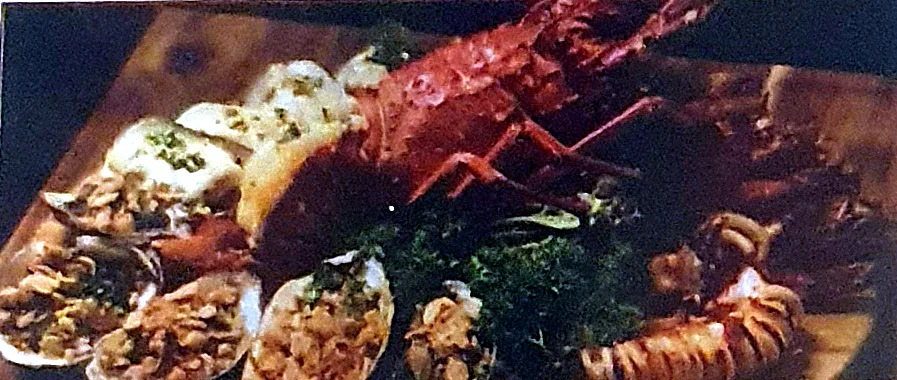Большой сет морепродуктов: лобстер, устрицы, гребешки, кальмар
